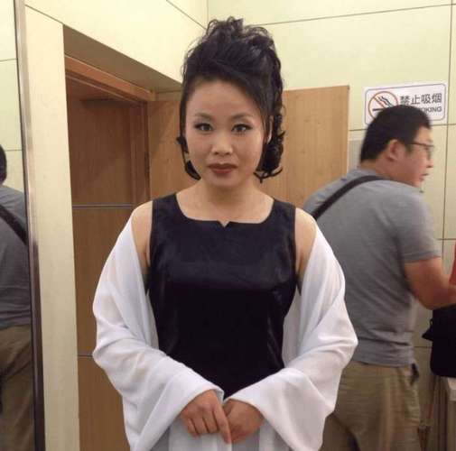 草帽姐全家近照: 草根明星如今是政协委员, 36岁美成贵妇