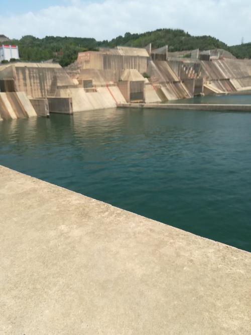 小浪底黄河三峡景区位于河南省洛阳市孟津县,济源市边界,地跨黄河南北