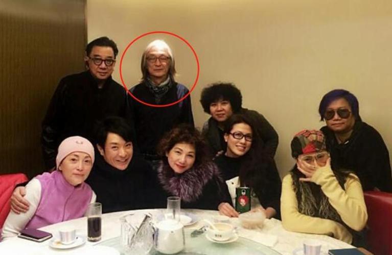 原创"玻璃大王"黄乃扬近照,长发花白似艺术家,与石榴姐做丁克夫妻?