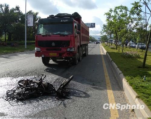 海南三亚发生特大道路交通事故 致三人死亡(图)