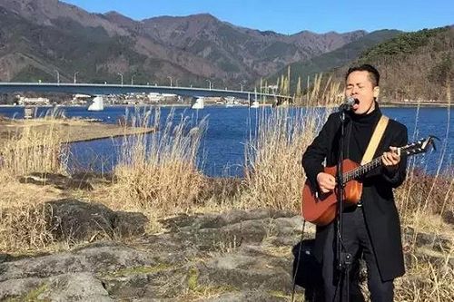 我采访了那个在东京街头唱黄家驹的歌手