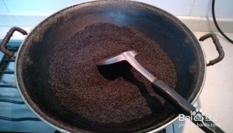 6  首先准备烧焦的菜锅一把,如图