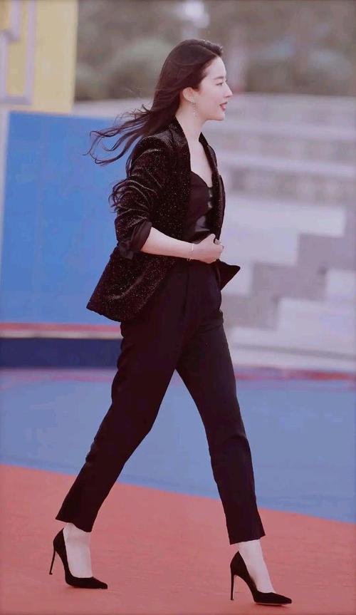 神仙姐姐刘亦菲真会穿绿衫配粉裙美如仙子就是不适合笑