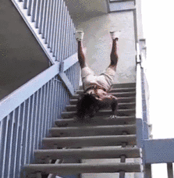 能用手下楼梯绝不用腿 直接滚下来就简单多了 如今更像攀登珠穆朗玛