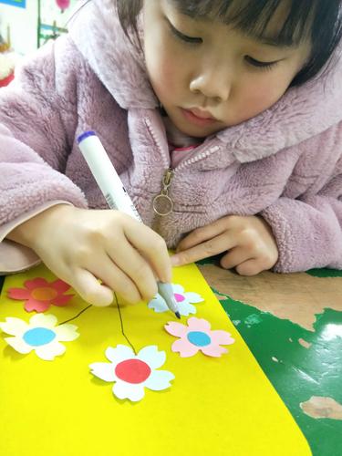 我们抓住这一时机,开展了《三八妇女节》 幼儿手工活动