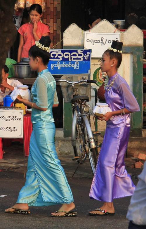 "缅甸的民族服装和我们国家的云南傣族相似,不论男女下身都穿筒裙