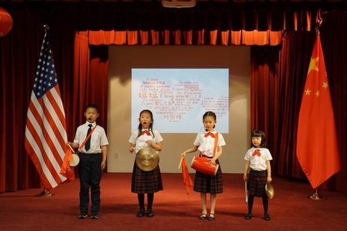 总领馆阳光学校小朋友表演三句半《夸夸我妈妈》
