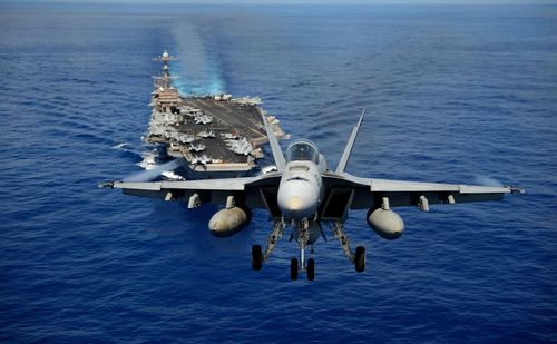 高清晰航母起航的战斗机壁纸
