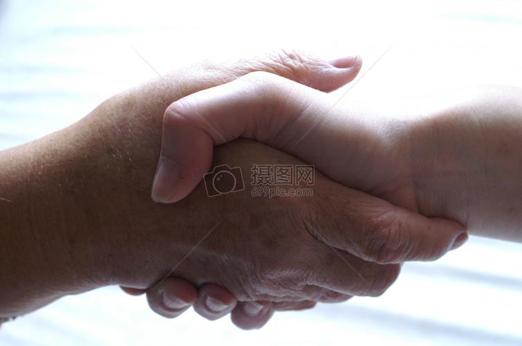 握在一起的手
