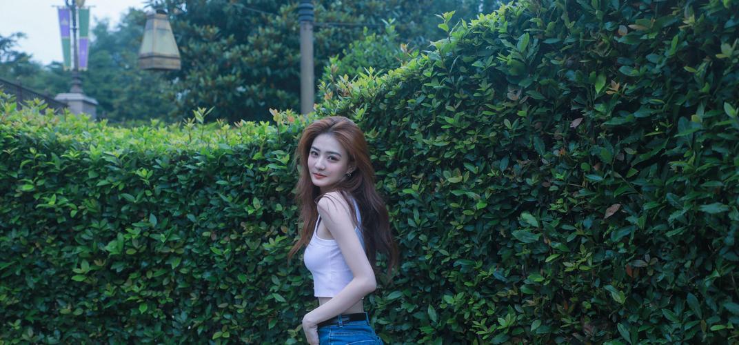 徐璐最新机场饭拍来袭,纯白工字背心搭配皮质短裤,好瘦