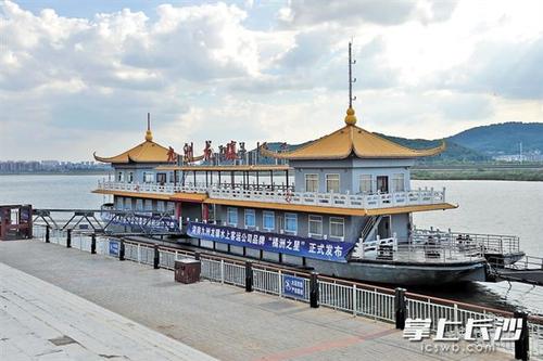 2015年4月底,橘子洲西观光台旅游公共客运平台投入试运营,市民在橘子