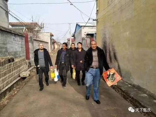 山东省滕州市鲍沟镇甄洼村爱心企业家春节给贫困户特困户送温暖