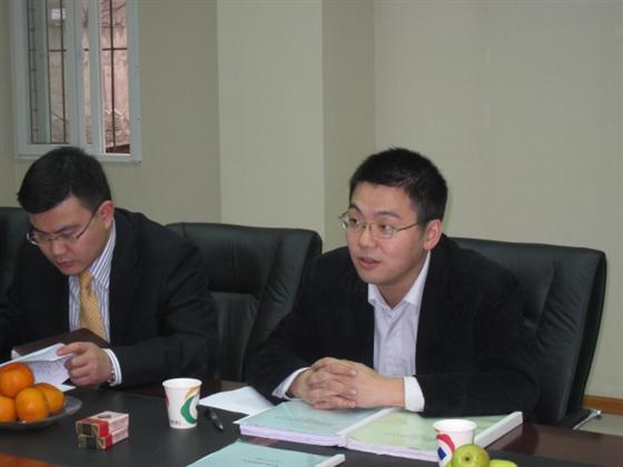 重庆银监局城商处周光宇处长(右),重庆银行中小企业中心负责人秦红松