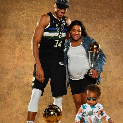 揭秘字母哥女友玛利亚!她曾当选最佳防守球员,从小就是湖人球迷