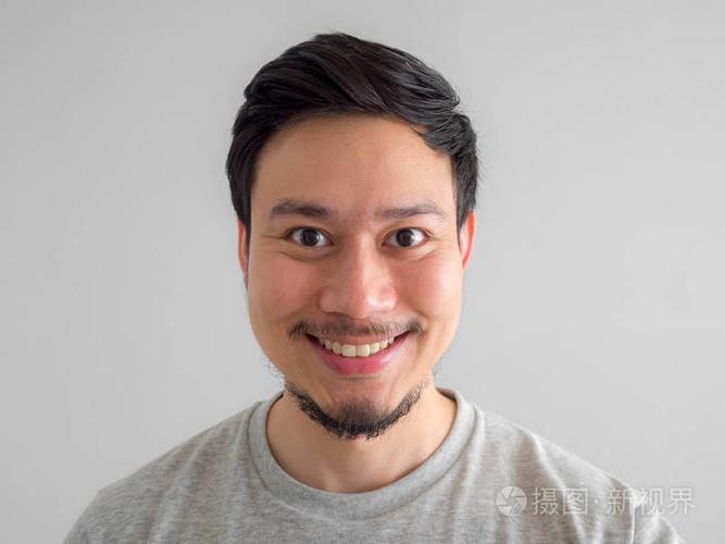 灰t-shirt 人的笑脸