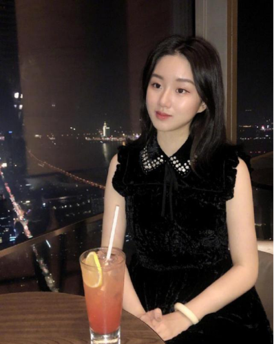 html近日,孟非在微博上晒出来自己女儿小苹果留学完回来的照片,小苹果