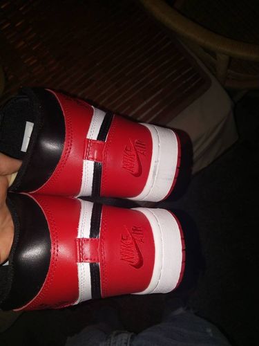 aj黑脚趾(黑红)脚后跟有这个标签是不是真的