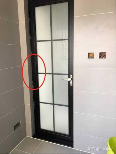 单包门套,门框内侧贴砖