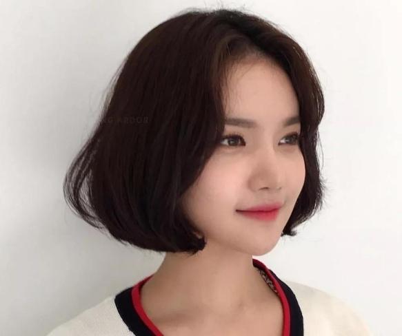 身高155的女人,头发别留太长,试试3款"减龄短发",显高显脸小