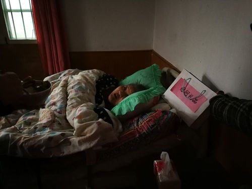 探望卧床的老人