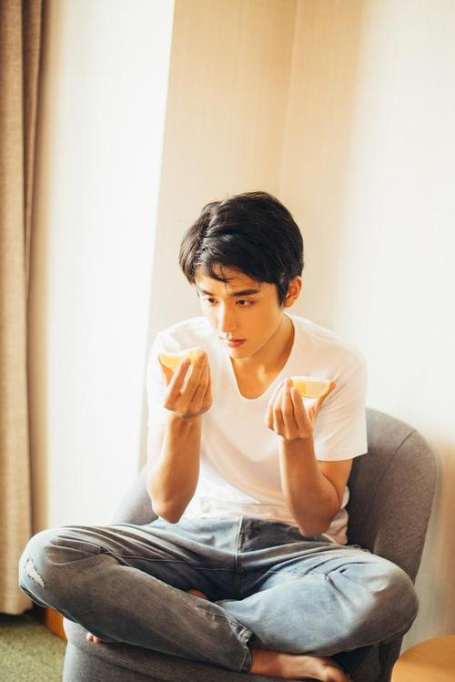 张新成的气质出众,简约白t穿搭也帅气十足