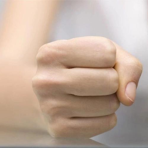 用力一握拳,会捏死手上的细菌吗?