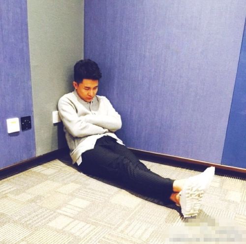 边策与男友陈柏君亲密照曝光 被疑出柜(组图)