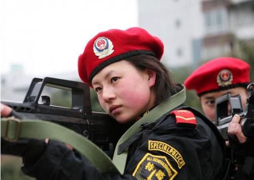 中国军网2015年01月15日09:06女子特警队训练掠影:巾帼利剑这样炼成
