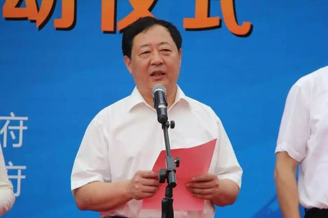 青岛市政府副秘书长,筹委会执行秘书长王哲主持