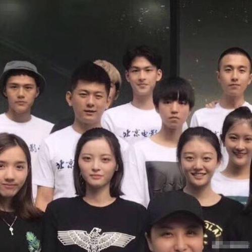 王俊凯大学班级合照曝光 同学中帅哥美女如云