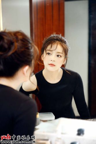 王玥兮写真曝光 美而不艳演绎高级小性感