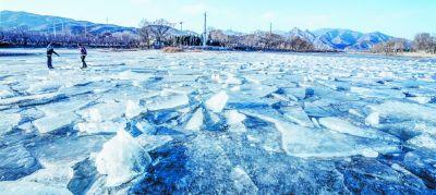 永定河门头沟段日前出现凌汛,成为郊区一道景观.