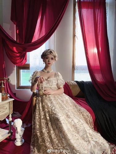 电影中的"帝政风":华丽优雅,气场一米八!_长裙