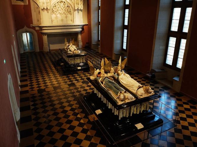 前方那座单墓是菲利普二世棺椁