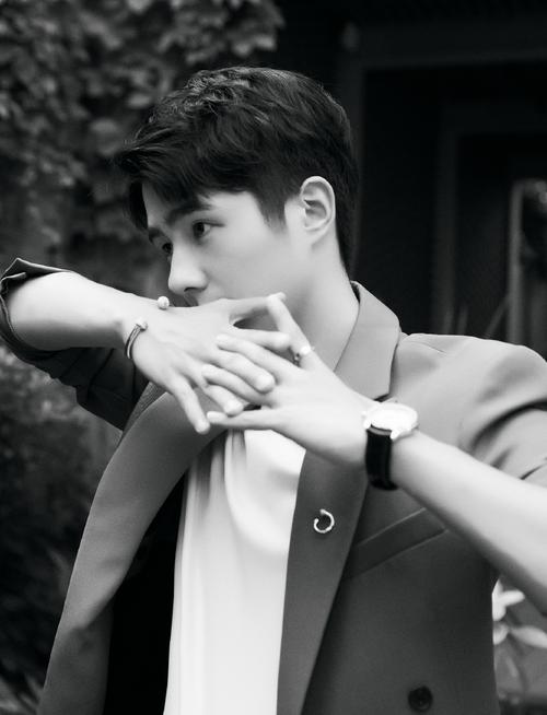 刘昊然墨绿色西装帅气写真图片19