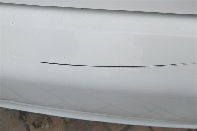 汽车出现划痕不必直接去补漆这些方法轻松解决你的苦恼