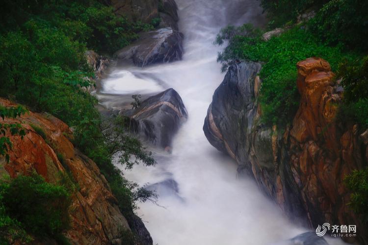 雨中泰山重现飞瀑奇观 风景美如画