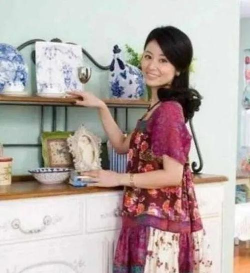 林心如晒出自己家豪宅院子种着一棵大树跟她家五层别墅一样高