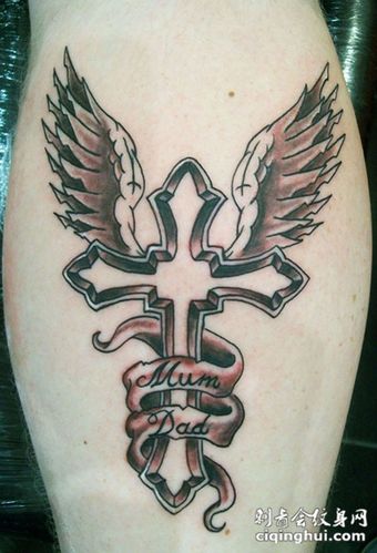 纪念十字架与翅膀纹身图案