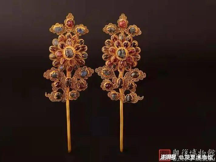 明代 镶嵌红蓝宝石菊花纹金发簪 观复博物馆藏
