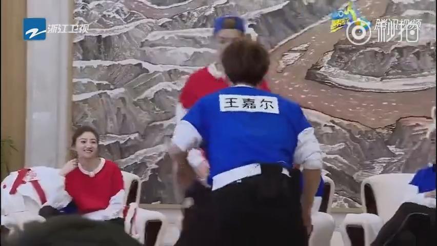 痞湿兄         王嘉尔鹿晗巅峰对决撕名牌,贾玲一句话调侃,把景甜
