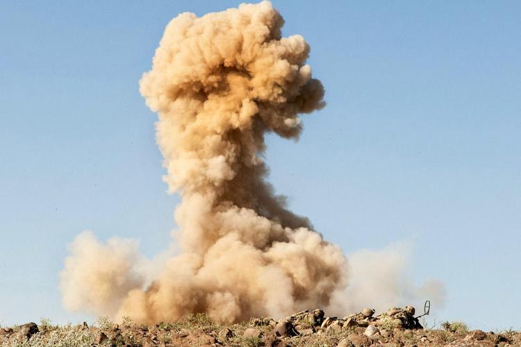 美军拆弹员引爆一枚简易爆炸装置