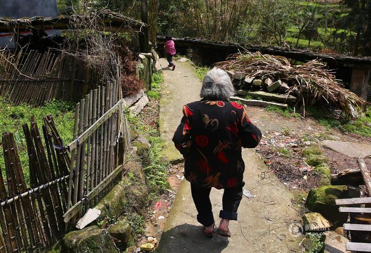 小兄妹被奶奶绑屋内成"失语者" 母亲离家出走