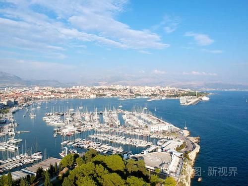 鸟瞰著名的欧洲目的地鸟瞰亚得里亚海海岸和海湾的城市景观,公园和