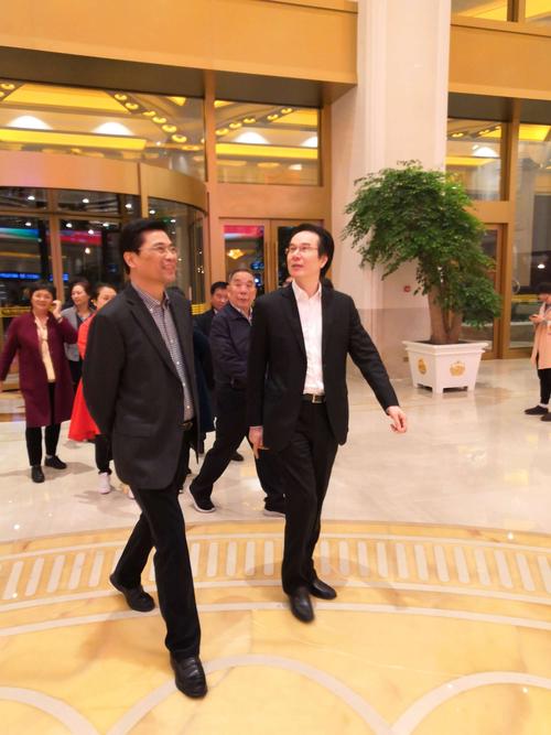 白金汉爵集团老总胡金泉设宴为老同事们接风洗尘,安排