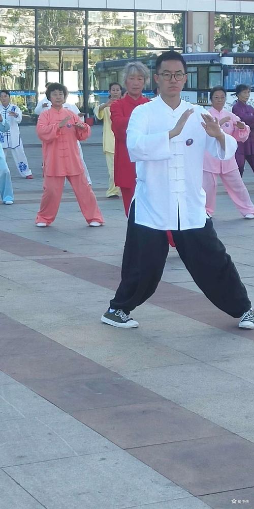 海南东方〕扎西六位弟子火车站广场传太极