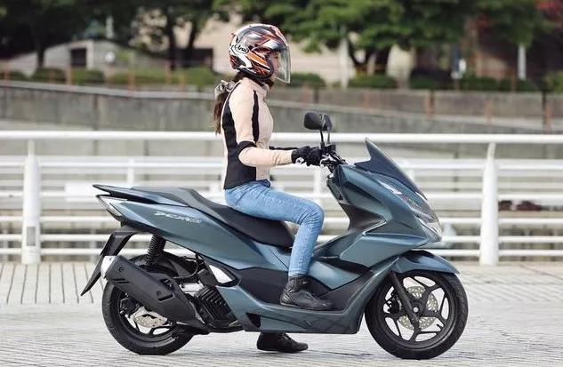 摩托车67|本田pcx售价22990元 150cc级踏板谁最受伤?