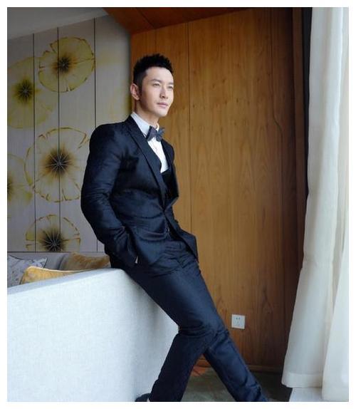 黄晓明近况,身着黑色西装,状态很好