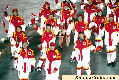 盐湖城冬奥会开幕中国运动员手持小国旗入场图文