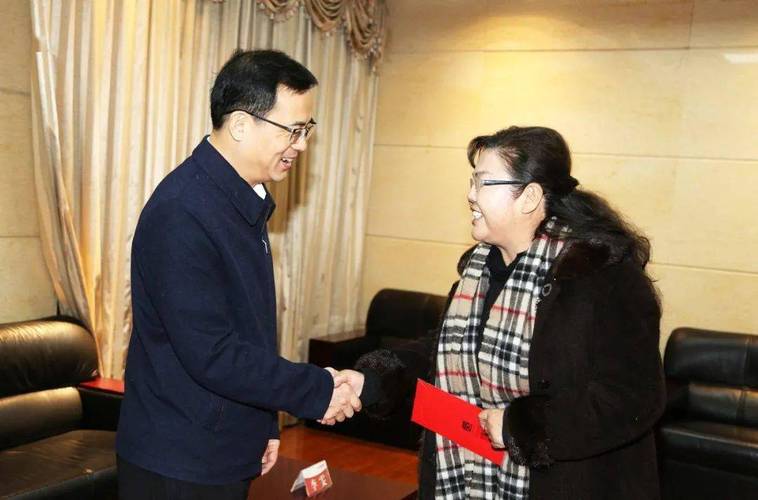 会,张强实地察看了《金牌调解》演播大厅,并亲切慰问人民调解员廖喜玉